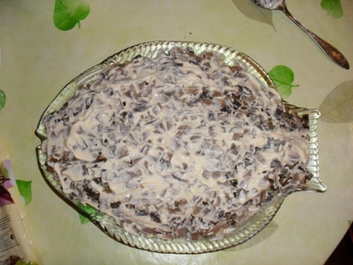 Покриваємо шари майонезом