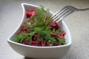 Буряк з чорносливом і сметаною