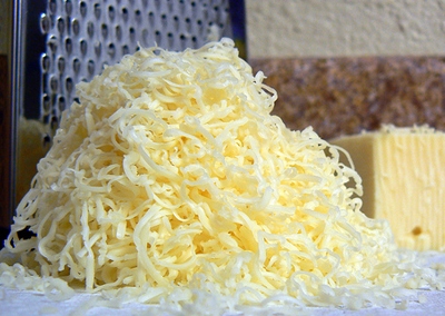 натираємо на тертку сир