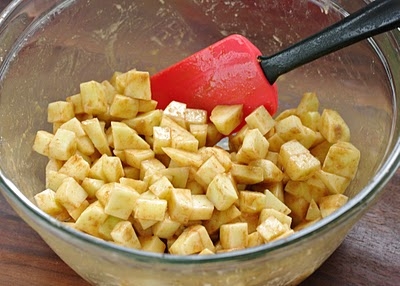 перемішуємо яблучні шматочки з цукром і корицею