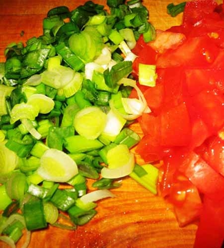 Подрібнені помідори і цибулю