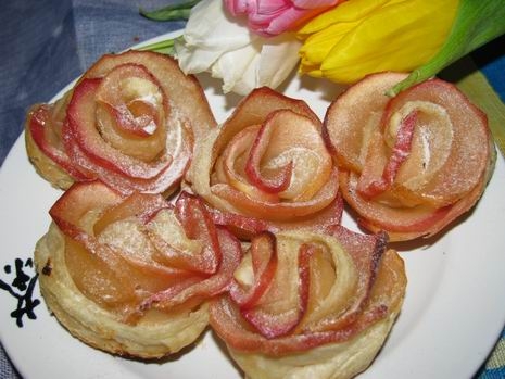 готові яблучні троянди