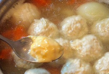 ложечкою Викладаємо ноькки в суп