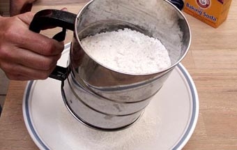 просіваємо борошно