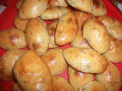 пиріжки на тарілці