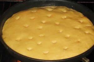 Ароматний пиріг з лососем і рисом