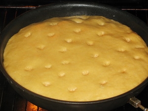 готовий апетитний пиріг з рисом і лососем 