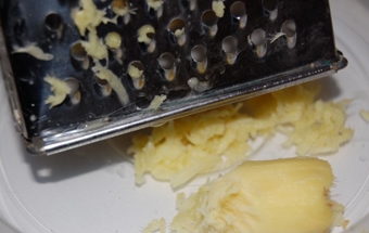 натираємо на тертці імбир