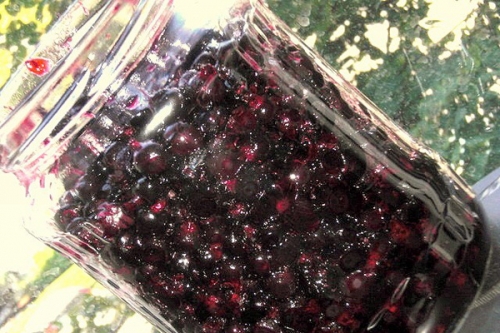 банку зі смородиною