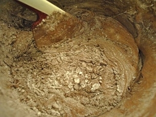 додаємо борошно і какао