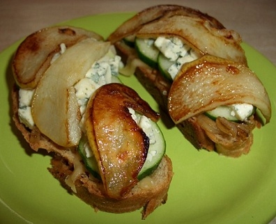 Сирні тости з грушею