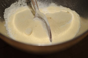 змішуємо компоненти для тіста