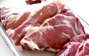 очищаємо баранину від жив і зайвого жиру