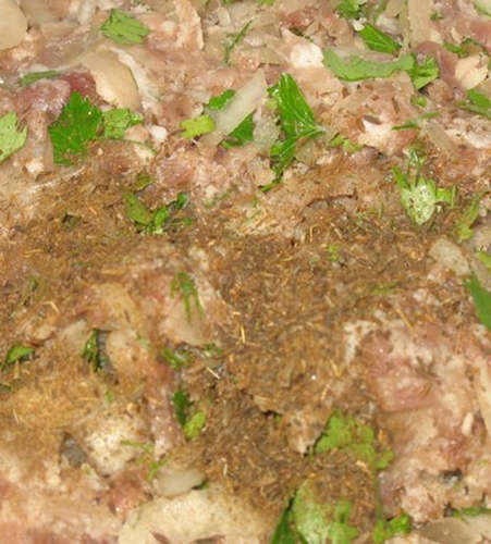 Додаємо спеції і замішуємо фарш