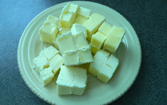 масло нарізаємо на шматочки