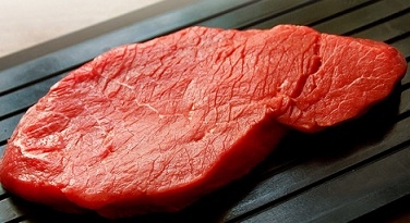 Промиваємо м'ясо і видаляємо плівки