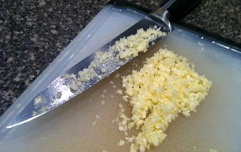 подрібнюємо часник