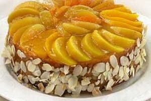 Манний пиріг з персиками