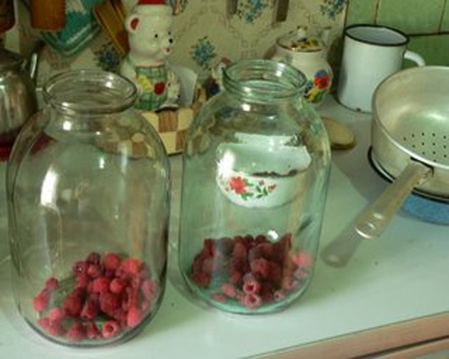 банку з полуницями і малиною