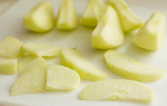 нарізаємо на шматочки яблука