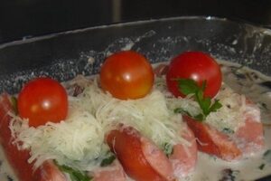 Фаршировані сардельки з грибним соусом