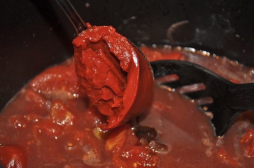 додаємо томатну пасту