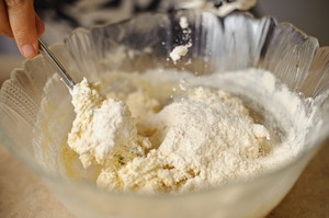 замішуємо тісто ложкою