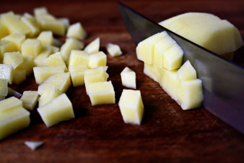 нарізаємо картоплю