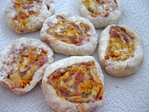 вмочаємо шматочки в борошні