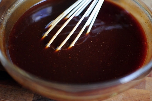 Перемішуємо соус віночком