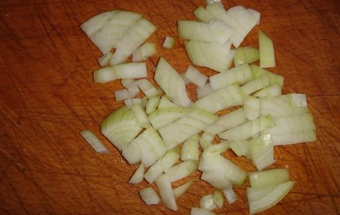 подрібнюємо цибулю