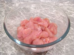 перекладаємо в миску і солимо