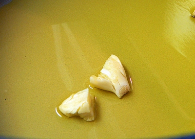 викладаємо в сковороду з олією часник