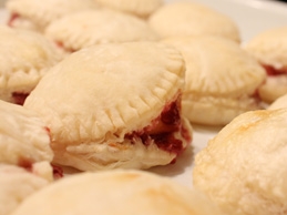 Пиріжки з дріжджового листкового тіста з варенням і горіхами