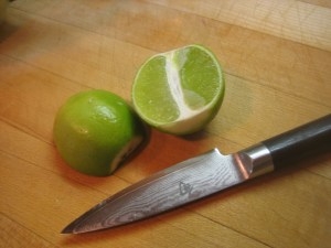 розрізати лайм на дві половинки