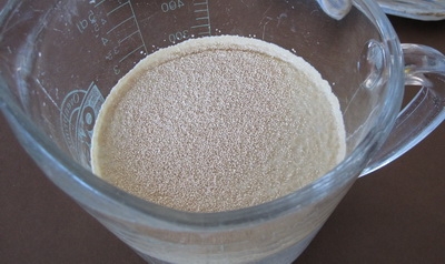 замішуємо дріжджі