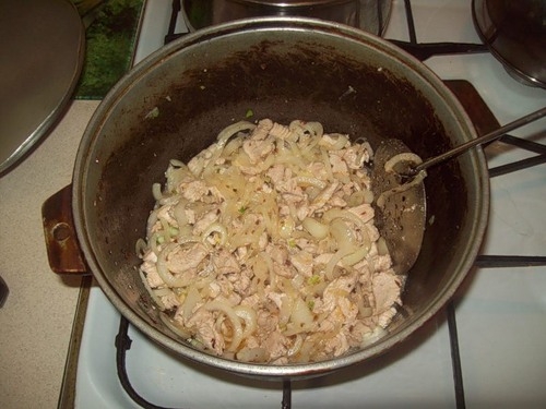 м'ясо з цибулею обсмажуємо