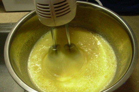 збиваємо жовтки з білками