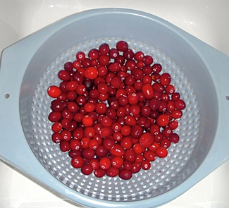 Виливаємо воду з ягодами через друшляк