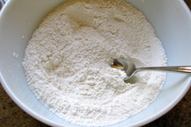 перемішуємо борошно з порошком для випічки і сіллю