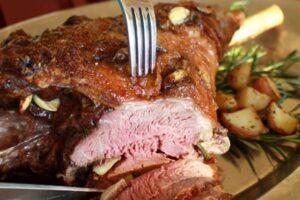 Бараняча нога, запечена в духовці