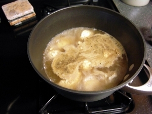 опускаємо фрикадельки в бульйон