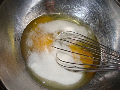 збиваємо яйця з цукром