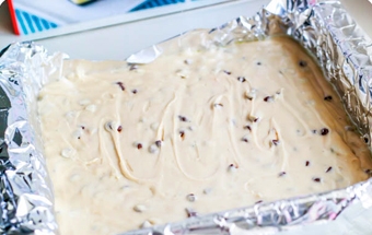 викладаємо білий шоколад з горіхами в деко