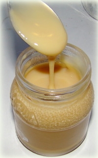 Готове згущене молоко переливаємо в банку