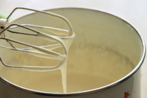 збиваємо жовтки