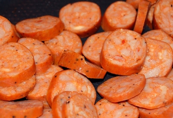 нарізаємо на кружечки ковбаси