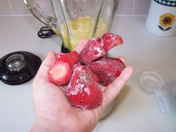 полуниця в руці