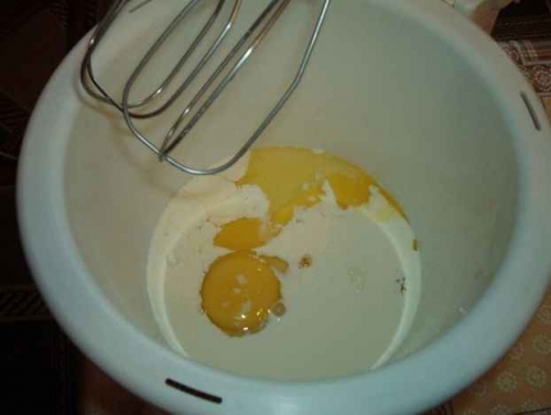 змішуємо яйця з вершками