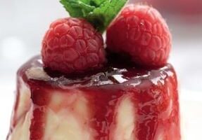 Полунична панакота